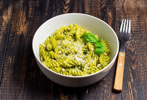 Makaron Fusilli z sosem pesto, serem i orzechami Zdrowe odżywianie Jedzenie wegetariańskie Kuchnia włoska