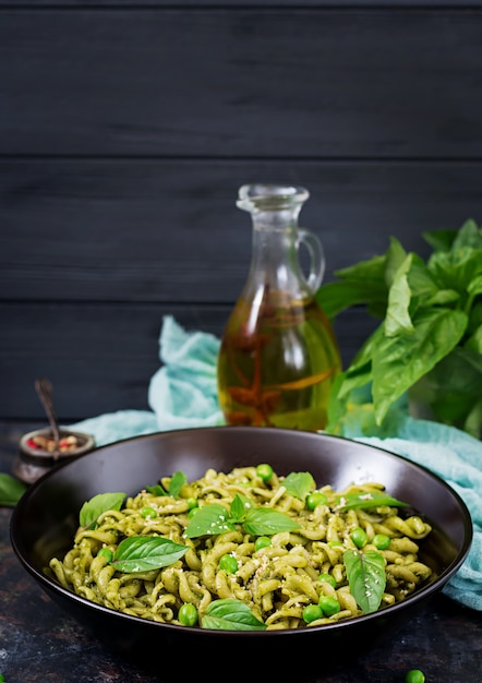 Makaron Fusilli Z Sosem Pesto, Zielonym Groszkiem I Bazylią.