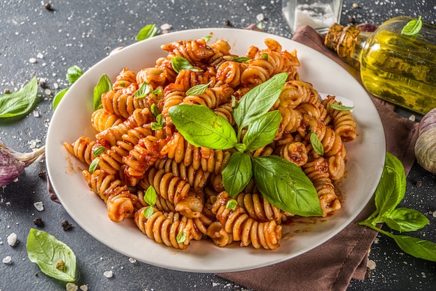 Makaron Fusilli z sosem pomidorowym i bazylią. Tradycyjny włoski makaron Fusilli marinara