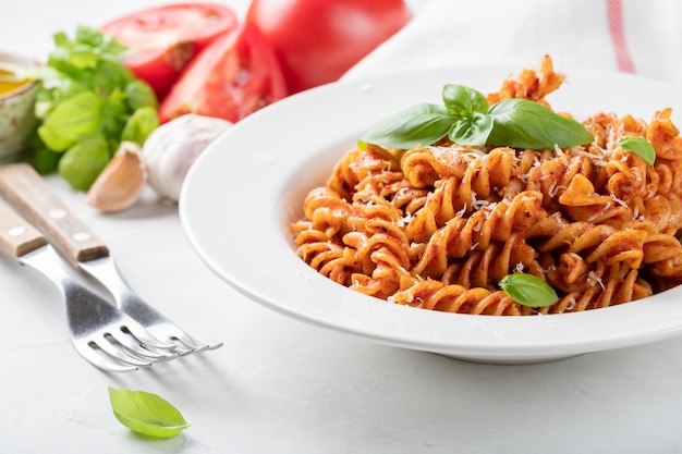 Makaron Fusilli Z Sosem Pomidorowym.