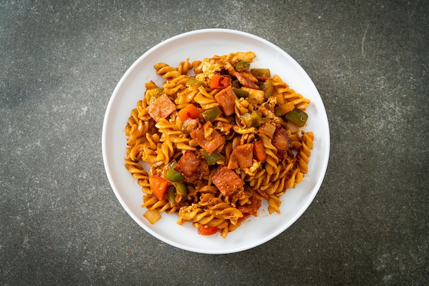 Makaron Fusilli z szynką i sosem pomidorowym