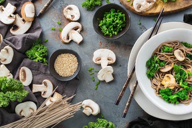 Makaron gryczany soba składniki zupy tofu dla azjatyckich chińskich japońskich koreańskich wietnamskich potraw Widok z góry płaski świeckich kuchnia gotowanie tło