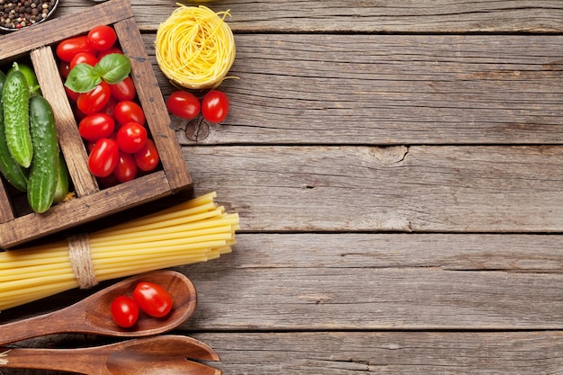 Makaron i składniki Pomidor, bazylia, ogórek Koncepcja gotowania Widok z góry z miejscem na tekst