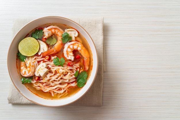 Makaron Instant Ramen W Pikantnej Zupie Z Krewetkami (tom Yum Kung) - Kuchnia Azjatycka