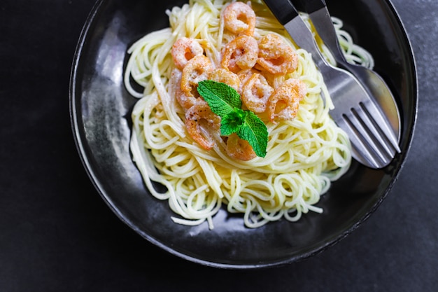 makaron krewetki spaghetti kremowy sos z krewetkami i owocami morza