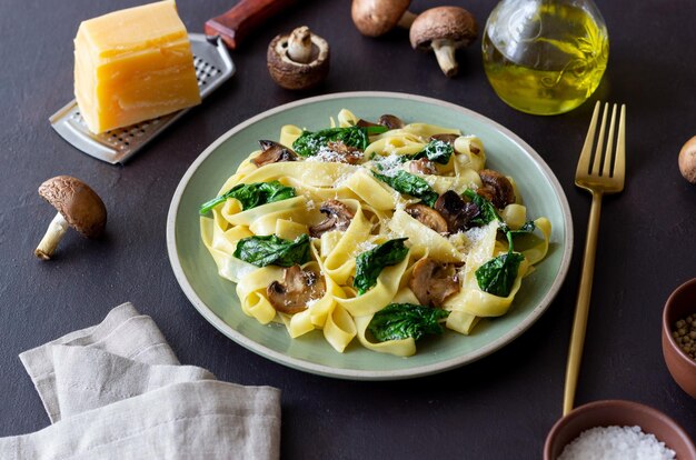 Makaron Linguini z pieczarkami szpinakiem i serem Zdrowe odżywianie Wegetariańskie Kuchnia włoska