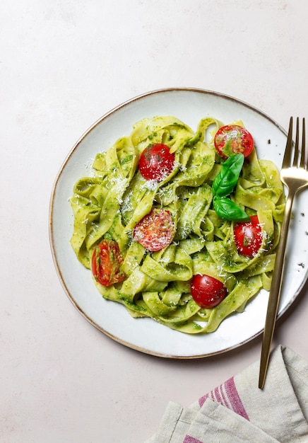 Makaron Linguini Z Pomidorami W Sosie Pesto I Serem Zdrowe Odżywianie Jedzenie Wegetariańskie Kuchnia Włoska
