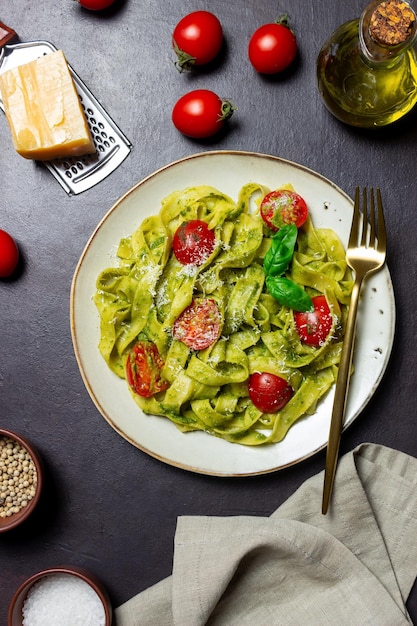 Makaron Linguini z pomidorami w sosie pesto i serem Zdrowe odżywianie Jedzenie wegetariańskie Kuchnia włoska