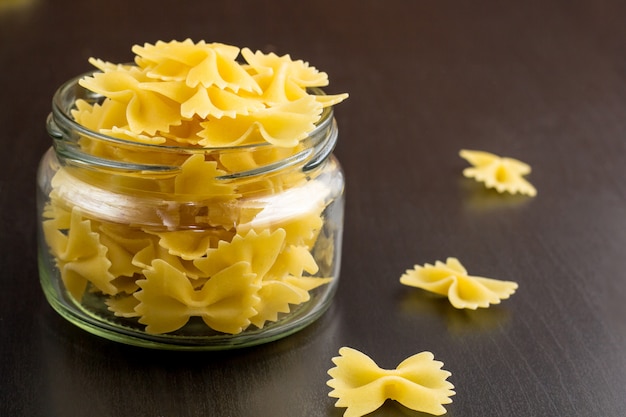 Makaron makaronowy włoski tradycyjny farfalle w szklanym słoiku
