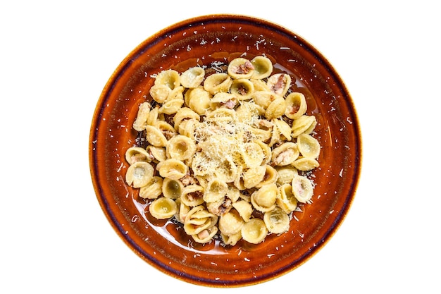 Makaron Orecchiette z jajkiem pancetta twardym parmezanem i sosem śmietanowym Pojedynczo na białym tle