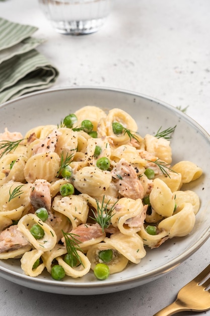 Makaron orecchiette z wędzonym łososiem, zielonym groszkiem i kremowym sosem