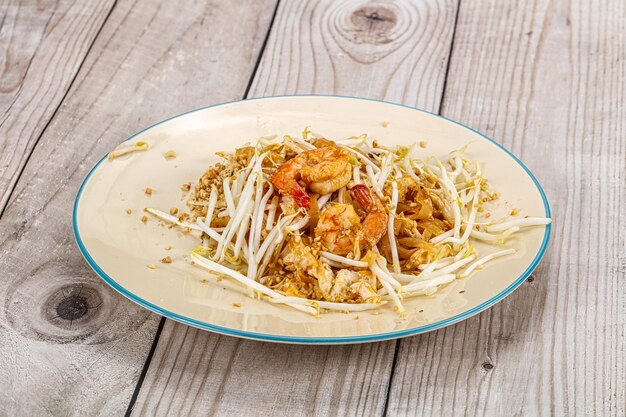 Makaron pad thai z krewetkami, fasolą i jajkiem