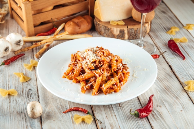 Makaron Penne Bolognese Z Wołowiną I Parmezanem