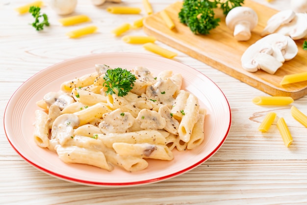 makaron penne sos śmietanowy carbonara z grzybami