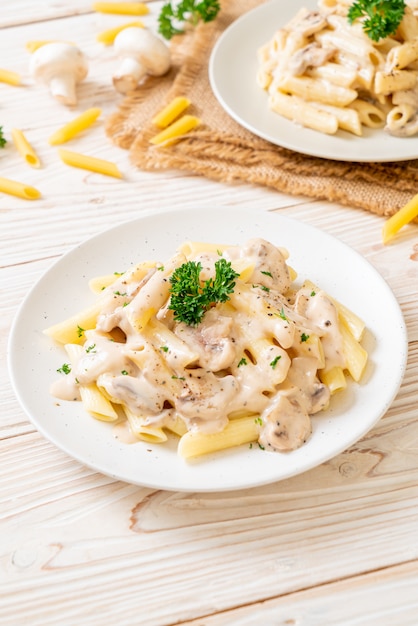 makaron penne sos śmietanowy carbonara z grzybami