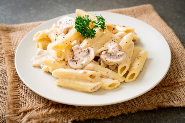 makaron penne sos śmietanowy carbonara z grzybami