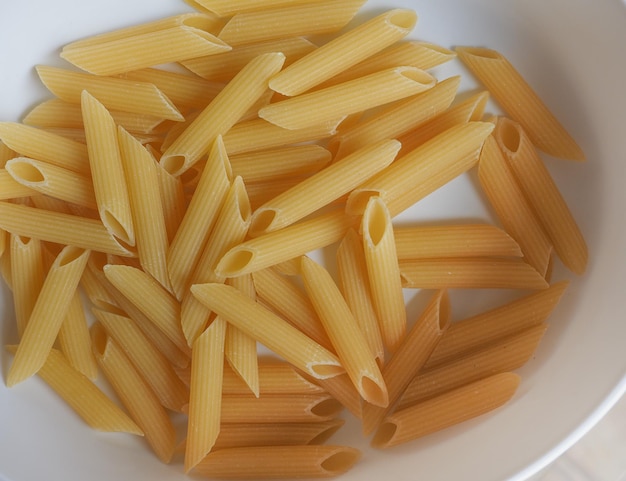 Makaron penne w tle