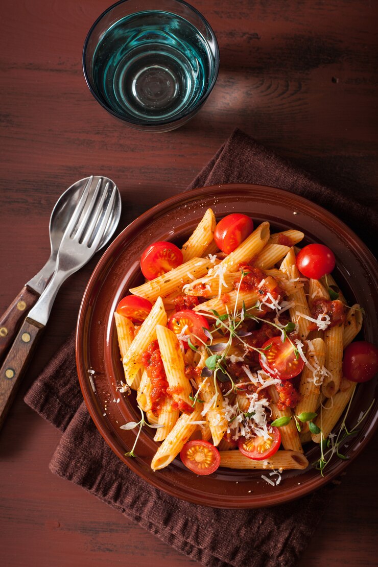 Zdjęcie makaron penne z pomidorami i parmezanem