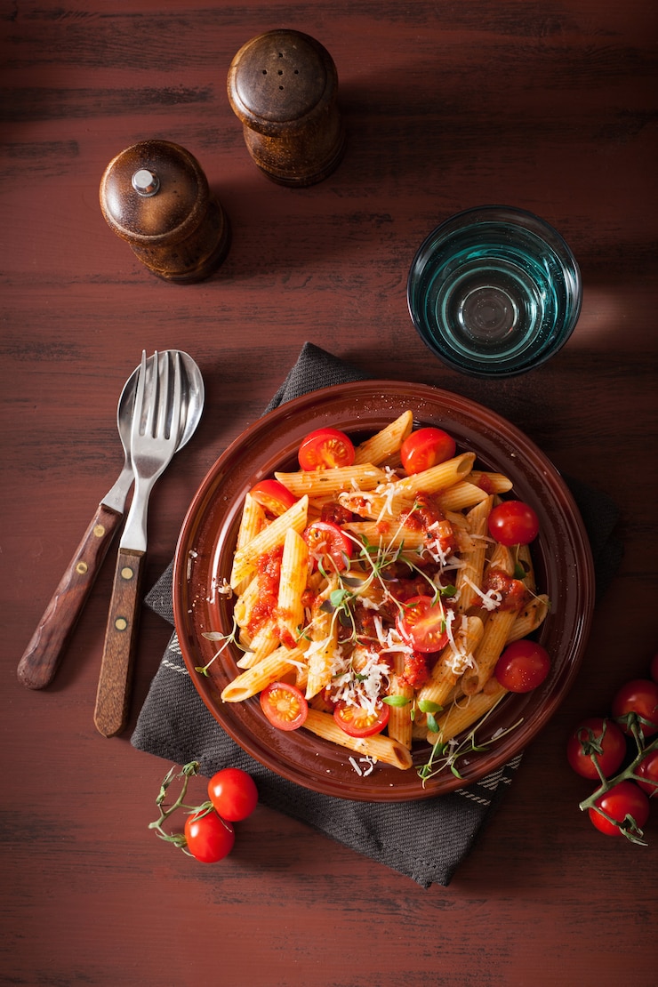Zdjęcie makaron penne z pomidorami i parmezanem