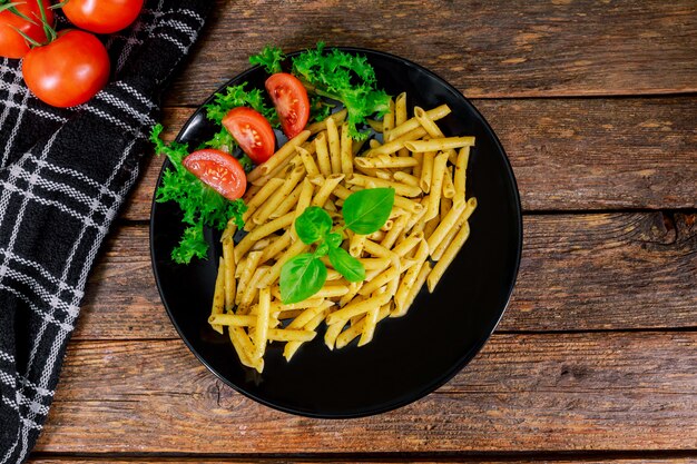 Makaron penne zbliżenie z sosem pesto słynny włoski posiłek