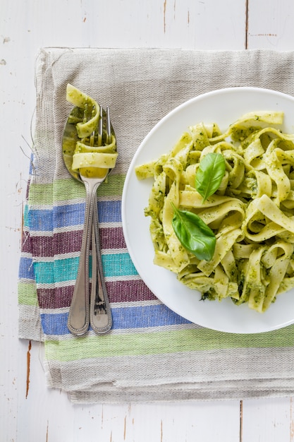 Makaron pesto na białym talerzu