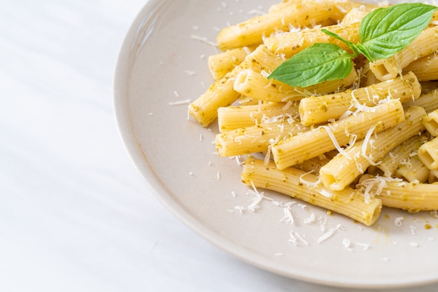 Makaron Pesto rigatoni z parmezanem - kuchnia włoska i kuchnia wegetariańska