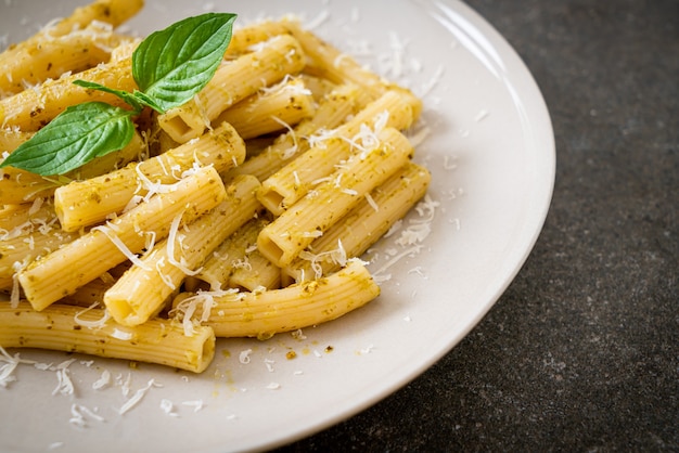 makaron pesto rigatoni z parmezanem - kuchnia włoska i wegetariańska