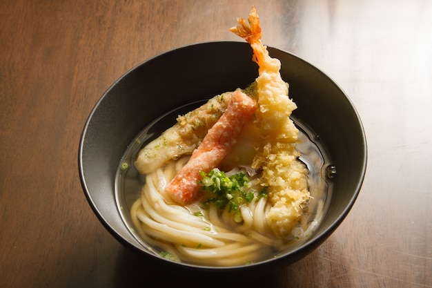 Makaron ramen udon z krewetkami w tempurze. japońskie jedzenie