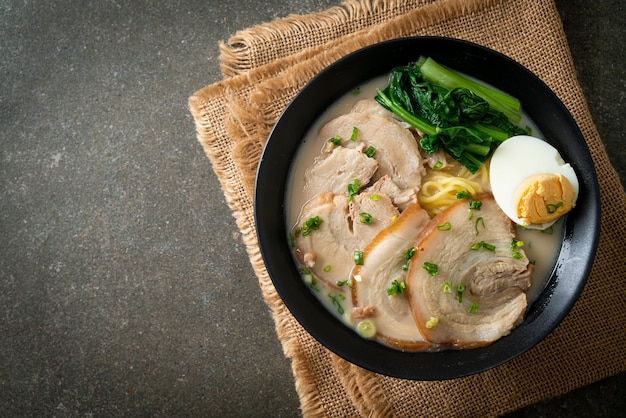 Makaron ramen w zupie z kości wieprzowej z pieczoną wieprzowiną i jajkiem lub makaron ramen Tonkotsu - po japońsku