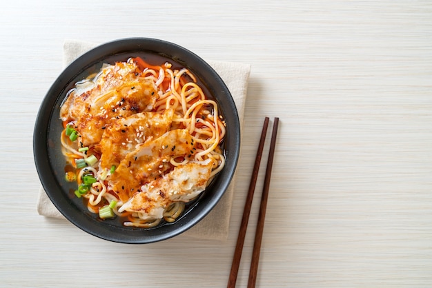 makaron ramen z gyoza lub kluskami wieprzowymi - kuchnia azjatycka