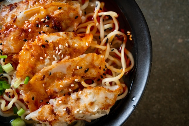 makaron ramen z gyoza lub kluskami wieprzowymi - kuchnia azjatycka