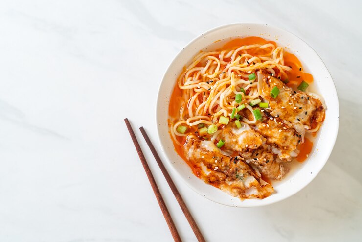 Zdjęcie makaron ramen z gyoza lub knedle wieprzowe - po azjatycką kuchnię