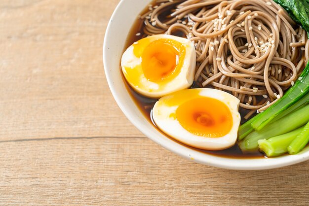 Makaron Ramen Z Jajkiem I Warzywami - W Stylu Wegańskim Lub Wegetariańskim