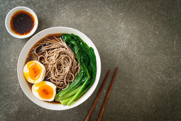 Makaron ramen z jajkiem i warzywami - w stylu wegańskim lub wegetariańskim