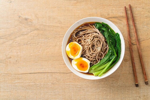 Makaron ramen z jajkiem i warzywami - w stylu wegańskim lub wegetariańskim