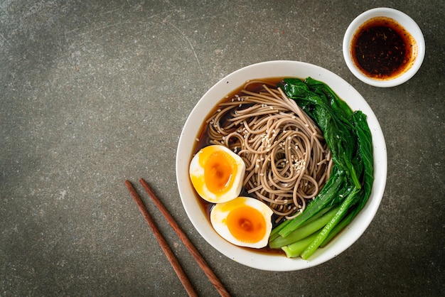 Makaron ramen z jajkiem i warzywami w stylu wegańskim lub wegetariańskim