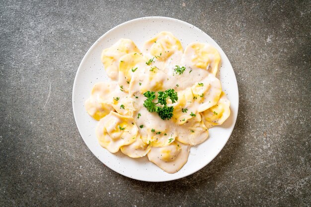 Makaron ravioli z sosem grzybowym i serem w stylu kuchni włoskiej