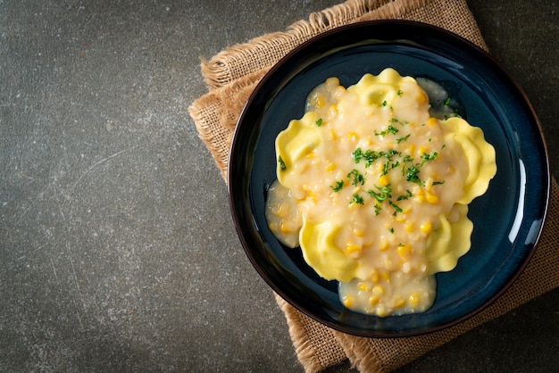 Makaron Ravioli Z Sosem Z Sera Kukurydzianego