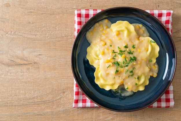 Makaron ravioli z sosem z sera kukurydzianego