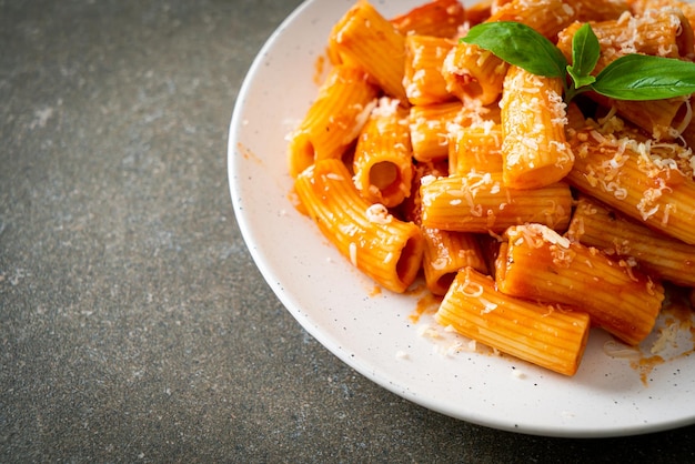 Makaron Rigatoni Z Sosem Pomidorowym I Serem Tradycyjny Włoski Makaron