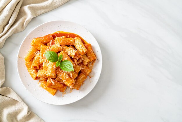 Makaron Rigatoni Z Sosem Pomidorowym I Serem - Tradycyjny Włoski Makaron