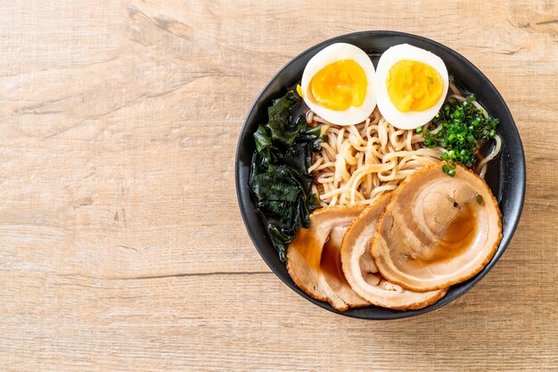 Makaron Shoyu Ramen Z Wieprzowiną I Jajkiem