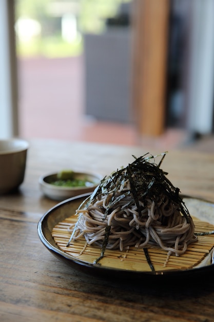 Makaron Soba na tle drewna, japońskie jedzenie