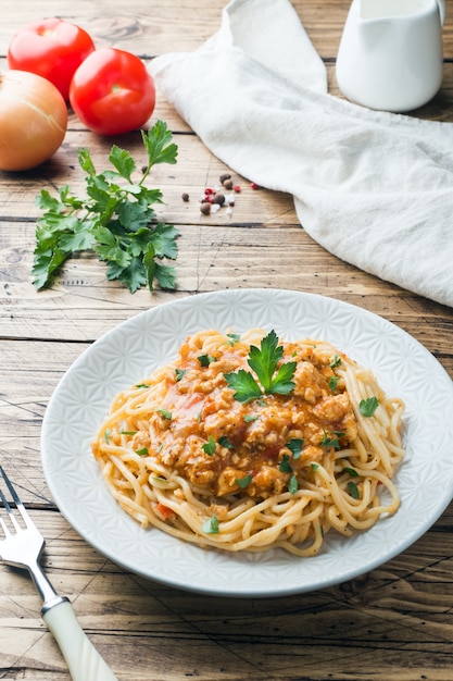 Makaron Spaghetti Bolognese Na Białym Talerzu, Drewniany Stół