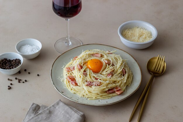 Makaron spaghetti carbonara z jajkiem.