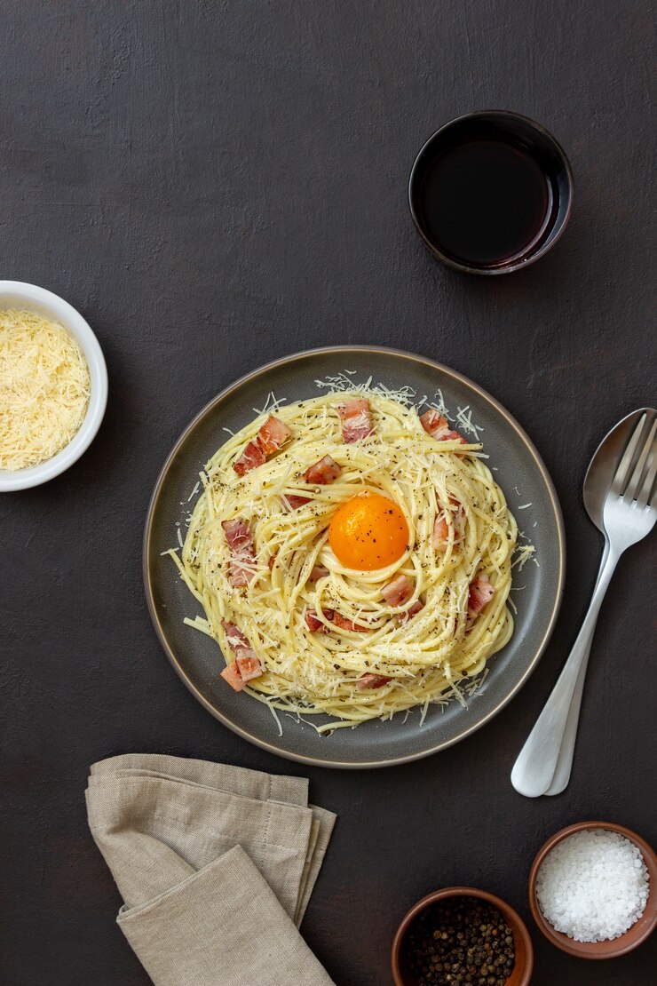 Makaron spaghetti carbonara z jajkiem.