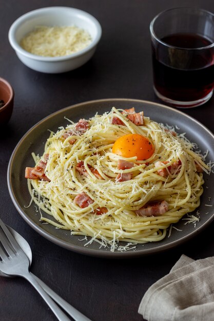 Makaron spaghetti carbonara z jajkiem.