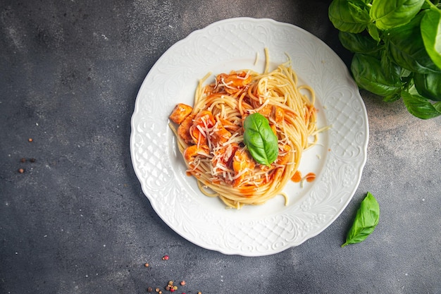 makaron spaghetti mięso kurczaka sos pomidorowy świeży zdrowy posiłek jedzenie przekąska na stole miejsce kopiowania