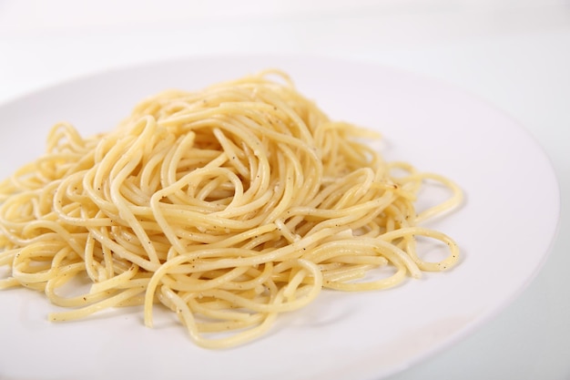 Makaron spaghetti na białym tle