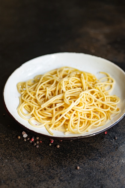 Makaron spaghetti na talerzu na stole